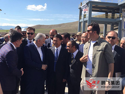 总裁王家安、土耳其总理耶尔德勒姆共同出席乐动集团在土耳其承建的3000td水泥生产线剪彩仪式，并亲切交谈
